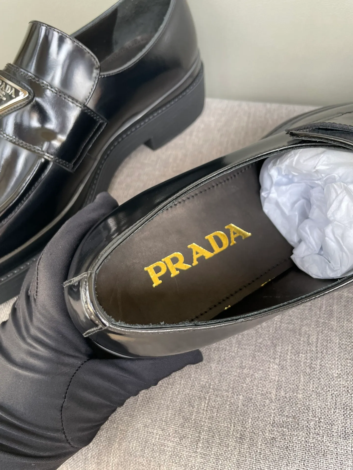 Men's shoes 💰860 💰Best recommendation✨PRADA Prada top purchasing quality imported upper with color-brushed edge beads carved toe design cowhide lining private molded TPU outsole non-slip, wear-resistant and elastic fashionable and versatile burgundy black blue 39-44 in stock (38, 45 customized for replacement, return and exchange)